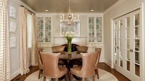 The room must have an informal feel and decor must be traditional in nature. 17 Simple But Elegant Small Dining Room Designs
