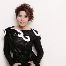 Babasının görevi nedeniyle muğla ve i̇zmir' de yaşamıştır. Su Gibi Gozlerin Paramparca Dizisi Intizar Last Fm