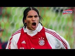 Es internacional absoluto con la selección de perú desde el 2004, de la cual es capitán y máximo goleador histórico. Somosmundial Entrenamiento De Paolo Guerrero En El Bayern De Munich Youtube