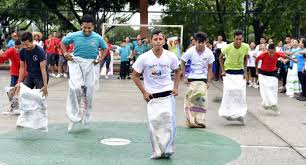 Jul 31, 2020 · se sabe que los juegos tradicionales han perdido fuerza con el surgimiento de las nuevas tecnologías, sin embargo, las actividades físicas colectivas facilitan las relaciones interpersonales, la integración y el respeto creando un mecanismo a favor de la aceptación y comprensión de las diferencias que poseen los individuos. By Google Los Juegos Tradicionales By Bryan Velez Sornoza