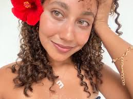 Ya pude ponerme la flor jajsjajajaj