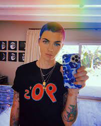 Ruby rose turner rubyroseturner added a photo to their instagram account. Frisur Mit Politischer Botschaft Ruby Rose Zeigt Herz Promiflash De