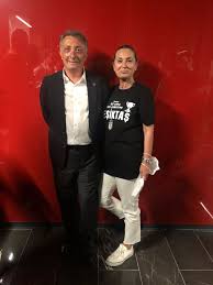 Babasının demir çelik ticariyle uğraşmasından ötürü karabük'te bir süre eğitim gördü. Kmeaur9weayeam