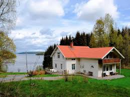 40 km nördlich von växjö mitten im småländischen hochland am see skärsjön liegt einsam auf einem 5000m² großen grundstück unser ferienhaus wasserturm oben am haus mit aussichtsplattform 5m hoch mit blick über den see. Schweden Immobilien Hauskauf In Sudschweden Michael Vahl