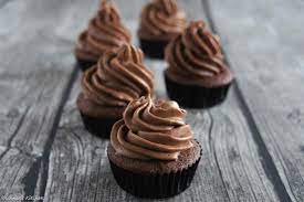 Heute gibt es köstliche erdbeer muffins bzw. Schoko Cupcakes Mit Blaubeeren Weltbestem Nutella Frosting Schnin S Kitchen