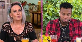 A apresentadora surpreendeu o telespectadores ao assumir o relacionamento ao vivo,enquanto falava sobre cláusulas estabelecidas para namoros. Dkblsoamajd Nm