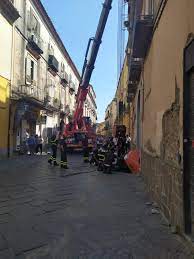 Pronota una casa vacanze, un appartamento o un bed & breakfast a santa maria capua vetere: Si Apre Una Voragine Nell Asfalto E Inghiotte Un Furgone Ferito Un Operaio Video