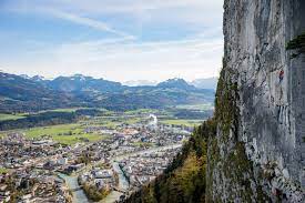 Tagsüber sind 21 grad zu erwarten. Klettern Hoch Uber Der Stadt Hallein Salzburg Osterreich Freizeit Freizeitaktivitat Stock Photo 193440808