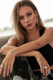 Ester expósito karşımıza ilk olarak netflix'in en sevilen gençlik dizisi élite'te çıktı. Bulgari Welcomes Spanish Actress Ester Exposito To Its Family