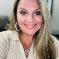 Roxanne Hunt's Instagram, Twitter & Facebook