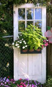 Vieille Porte Blanche Transformee En Support Pour Jardiniere Dans Le Jardin Idee Deco Jardin Decoration Jardin Deco Jardin