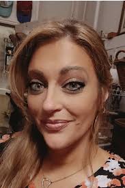 Scrolling along and up pops this photo of Jill. What the hell filter is she  using?! Even her eyebrows look…good. : r/FundieSnarkUncensored