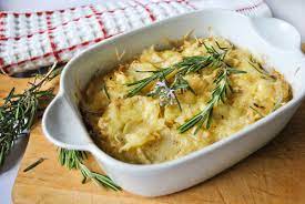 Tagliate le cipolle a rondelle sottili e fatele appassire a fuoco basso in una padella in 100 gr di burro spolverizzandole con lo zucchero. Sformato Di Patate E Cipolle Al Formaggio Secondo Piatto Al Forno