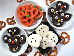 Halloween Party Essen Kinder Snacks Ideen Susse Salzbrezeln Halloween Brezeln Halloween Essen Halloween Essen Rezepte