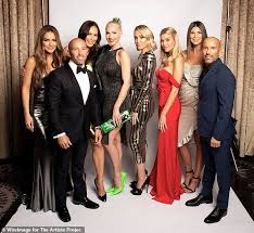 Jun 22, 2021 · 'selling sunset' star chrishell stause sashays into midcentury hollywood hills home. Chrishell Stause Flashes Her Abs In A Bright Red Sports Bra As She Arrives At Dwts Pratice Australiannewsreview