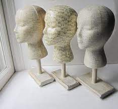 Mannequin Head Hat Display With Base Stand By Theeletterqhandmade 45 00 Escaparate De Sombreros Salas De Artesanias Exhibicion Artesanal