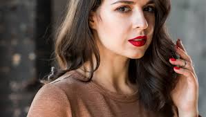 Por qué las azafatas usan pintalabios rojo (y cómo cuidan su piel en el  aire)