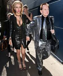 Üstsüz fotoğraflarına alışık olduğumuz gabi grecko, gittiği bir kıyafet dükkanında cadılar bayramı için kıyafet deneyen grecko, siyah korseli, düğün etekli ve duvaklı bir fotoğrafını instagram'dan paylaştı. Gabi Grecko Fails To Recall Beau Geoffrey Edelsten S Middle Name And Birthday Daily Mail Online