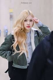 I kind of just experimented and dyed the top of my head black. Netizens Choose Between Black Hair And Blonde Hair For Blackpink S Rose Kpopthing