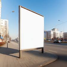 Um outdoor na beira da estrada é branco | imagem Premium gerada com IA