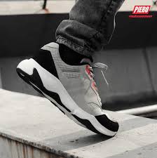 Sebuah produsen sepatu membuat 2 model sepatu menggunakan 2 bahan yang berbeda. 19 Merek Sepatu Indonesia Asli Untuk Kamu Koleksi