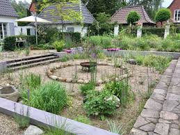Dieser Sonniger Senkgarten Ladt Auf Vielfache Art Und Weise Zum Verweilen Ein Sonnenliebende Stauden Sorgen Fur Lebend Garten Gartengestaltung Licht Im Garten