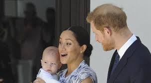 I due percorreranno circa sei strade circondati dalla folla festante prima di rientrare al castello. Meghan Markle E Harry Il Figlio Come Il Papa Archie Ha I Capelli Rossi