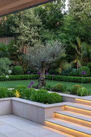 Ca Semble Bien Pratique Cet Eclairage Sous Chaque Marche Decouvrez Les Autres Eclairag Modern Garden Design Country Garden Decor Backyard Landscaping Designs