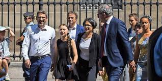 Teenage activist greta thunberg's mother has hit back at suggestions that she is secretly masterminding her schoolgirl phenomenon daughter's global climate change campaign. Frankreich Greta Thunberg Mischt Nationalversammlung In Paris Auf