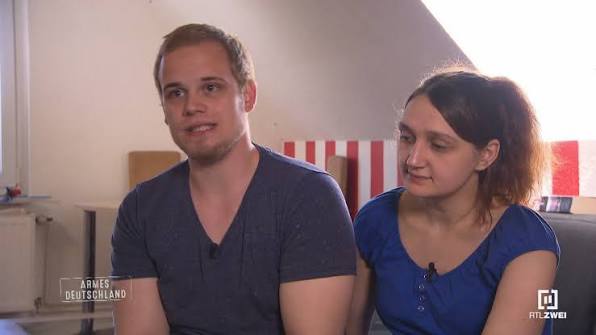 Die Suche nach einem Job steht für Alex ganz unten auf seiner To-Do-Liste.  Der 23-Jährige ist der Meinung, dass der Staat die Aufgabe hat, ihn und  seine fünfköpfige Familie zu finanzieren. 🫣 Das Amt ...