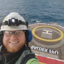 I kveld på Radio Rock, får du blant annet høre om den gangen komiker Jon  Schau var befal og plutselig forstod at han skulle være sjefen til Alex  Rosén i ett år.