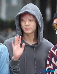 Bts Shows Up On The Way To Music Bank Without Makeup Tv Report Reporter Kim Jae Chang In The Jungkook No Makeup Bts Without Makeup Jungkook Without Makeup