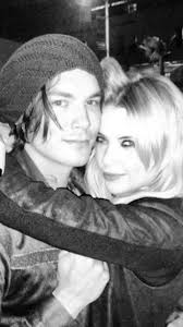 SAUDADES! Shay Mitchell e Tyler Blackburn revivendo seus personagens Emily  Fields e Caleb Rivers, de Pretty Little Liars, por um dia. 😍 #shaymitchell  #tylerblackburn #prettylittleliars