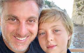 A rede globo aguarda ansiosa pela confirmação dos próximos passos de luciano huck. Filho De Luciano Huck Deixa A Uti E Vai Para O Quarto O Fuxico