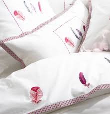 Voilà venu les soldes flottants françoise saget avec de très grosses réductions sur tous les rayons. Housse De Couette Plumes Et Plumetis Francoise Saget Housse De Couette Plume Housse De Couette Couette Plume