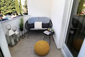 Arredare un balcone piccolo, soprattutto in questo periodo dell'anno, dove le temperature si alzano, e aumentano le giornate di sole, diventa quasi una priorità. Arredare Un Balcone Piccolo 20 Idee Originali La Passione Di Arredare