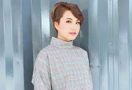 Sebenarnya, potongan rambut pendek mungkin menampakkan penampilan yang lebih funky, edgy malah ada kalanya membuatkan wajah terlihat lebih muda, berseri dan seksi. Gaya Rambut Pendek Nad Zainal Rawatan J