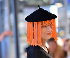 Beauté. De drôles de chapeaux enrubannés