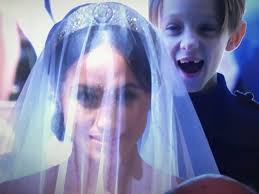 Cậu bé sún răng siêu đáng yêu ở đám cưới Hoàng tử Harry và Công nương  Meghan hóa ra đã phấn khích cười híp mắt vì lý do này