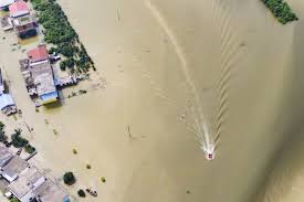 The disastrous flooding has been blamed for more than two dozen deaths, forced many dramatic water rescues and is being described as an over 100,00 people have been evacuated and 12 people have died so far from flooding in zhengzhou, china. Floods Kill 14 In China As Water Peaks At Three Gorges Dam