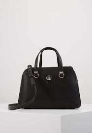 Ce sac tommy hilfiger se distingue par un effet légèrement texturé imitation cuir et des détails dorés. Tommy Hilfiger Core Med Satchel Handtasche Black Schwarz Zalando De