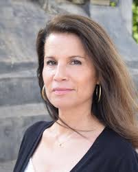 La escritora Patricia Cerda (@patriciacerdap) presenta su última novela,  “Lucila” que aborda el último viaje de la Premio Nobel de Literatura,  Gabriela Mistral, a Chile en 1954. Editada por Ediciones B (@edicionesb),