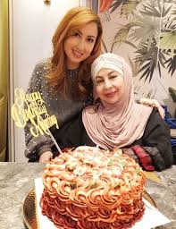Untuk pengetahuan pembaca, maria farida ini tak amalkan pun petua jamu dan sebagainya. Anak Dah Besar Mak Maintain Cantik Wajah Terkini Maria Farida Di Usia 51 Tahun Nona