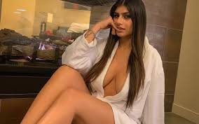 Последние твиты от mia k. Pornhub Darling Mia Khalifa Reveals How She Keeps Festive Spirit With Cleavage Selfie Sputnik International