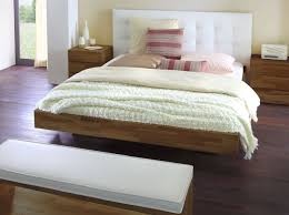 Das hohe bett überzeugt senioren, die aus gesundheitlichen gründen oder altersbedingt auf eine bequeme. Massivholzbett Mit Wandpaneel Als Hohes Kopfteil Bianco Deluxe