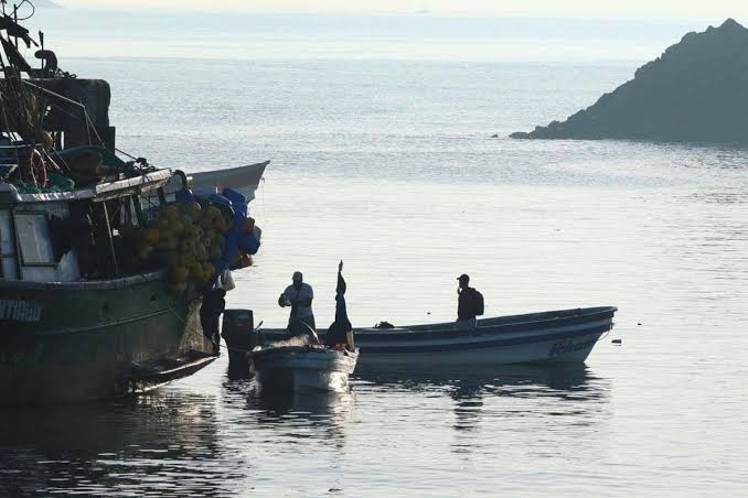 Isla Cañas evacúa a sus habitantes tras el ingreso de oleaje anómalo y solicita ayuda urgente para las familias afectadas