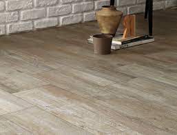 Rovere baio, rovere bianco, rovere briccola, rovere buckskin, rovere cenere, rovere choco, rovere corteccia, rovere decapè, rovere gesso, rovere grigio, rovere impero, rovere moka, rovere naturale, rovere nero, rovere noce, rovere provenzale, rovere sabbia, rovere tundra Light Grey Wood Effect Porcelain Floor Tiles Rovere Provenzale