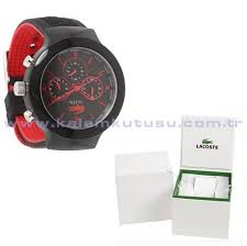 Lacoste Timsahi Bu Sefer Kirmizi Siyah Renk Kombinasyonuyla Karsisinzda Lacoste Borneo Chronograph Siyah Kirmizi Silikon Kayis Saat Borneo Lacoste Timsah