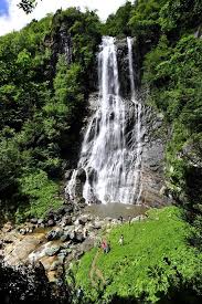 Karadeniz bölgesinin en güzel tatil yerlerinden biri olan mençuna konakları artvin arhavi'de doğa içeinde tatil imkanı sunuyoruz. Turkiye Nin Sakli Cenneti Mencuna Selalesi Artvin In Arhavi Ilcesindeki Kamilet Vadisi Icinde Yer Alan Mencuna Selalesi Son Yillard Geziler Selaleler Turizm