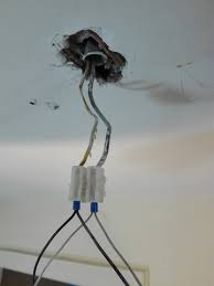 Wie schließt man im altbau eine lampe an? Grau Und Gelbes Kabel Zum Anschliessen Einer Neuen Deckenlampe Computer Technik Technologie